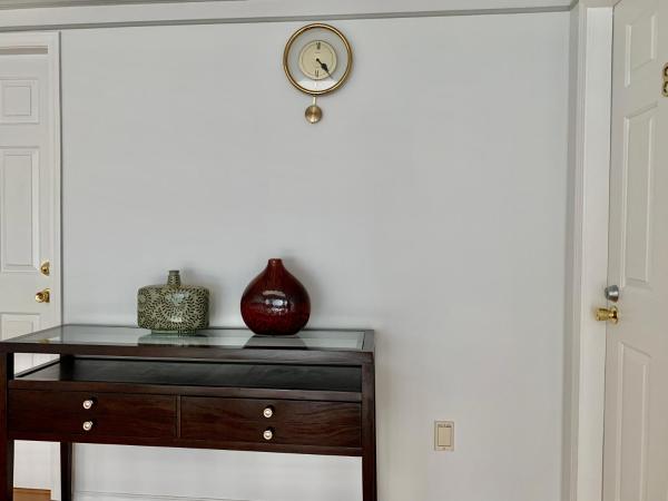 One Bedroom queen bed Sharing Washroom in Tiger Sweet House License## : photo 1 de la chambre chambre double ou lits jumeaux