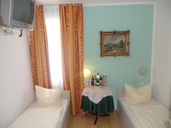 Hotel Pension Haydn : photo 10 de la chambre chambre double - salle de bains commune