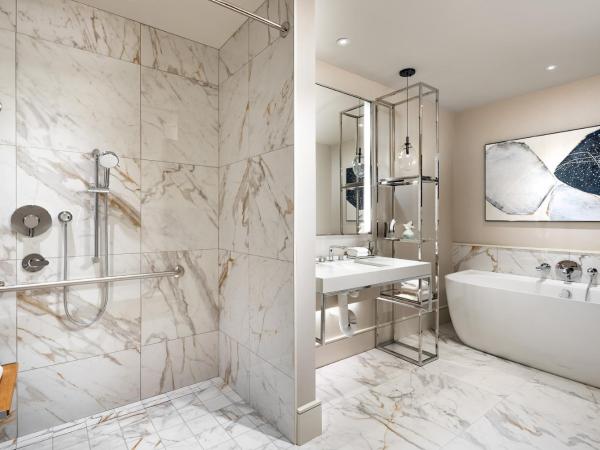 Park Hyatt Toronto : photo 2 de la chambre chambre lit king-king avec douche - personnes à mobilité réduite