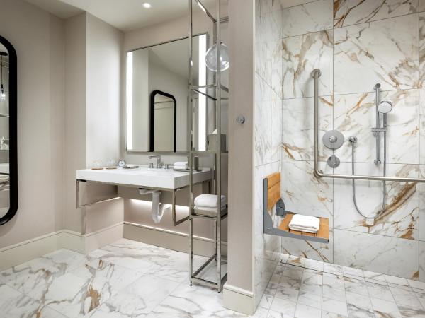 Park Hyatt Toronto : photo 3 de la chambre chambre lit king-king avec douche - personnes à mobilité réduite