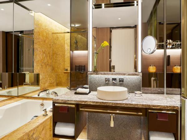 Four Seasons Hotel Hong Kong : photo 4 de la chambre chambre lit king-size supérieure - vue sur port