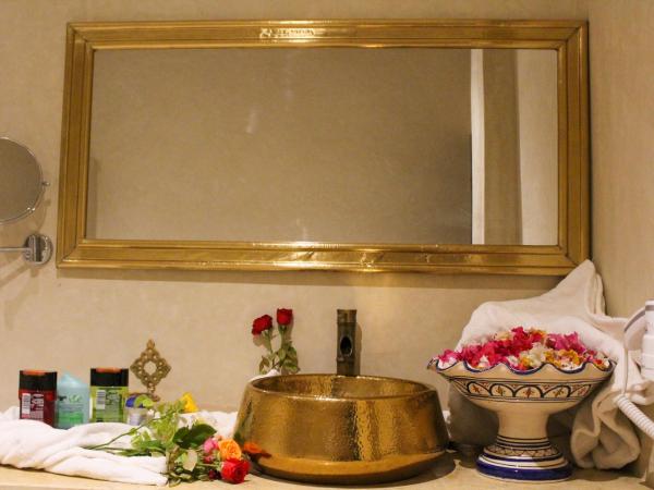 kasbah yu palace : photo 4 de la chambre chambre lits jumeaux - vue sur piscine