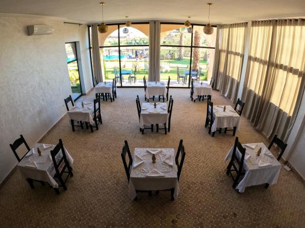 kasbah yu palace : photo 6 de la chambre chambre lits jumeaux - vue sur piscine