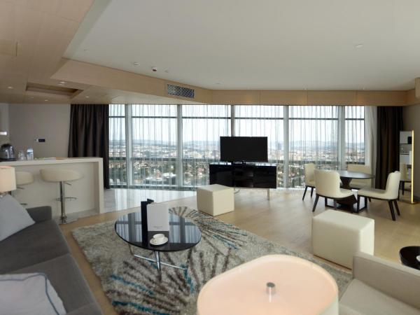 Wyndham Grand Istanbul Levent Hotel & Conference Center : photo 3 de la chambre suite familiale 2 chambres avec kitchenette - vue partielle sur mer