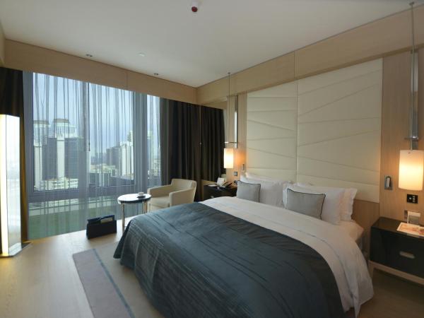Wyndham Grand Istanbul Levent : photo 1 de la chambre chambre deluxe lit king-size - vue sur ville
