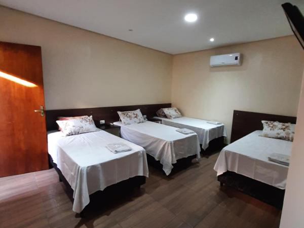 Hotel Vila Maria : photo 3 de la chambre chambre quadruple avec salle de bains