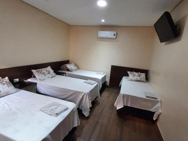 Hotel Vila Maria : photo 4 de la chambre chambre quadruple avec salle de bains