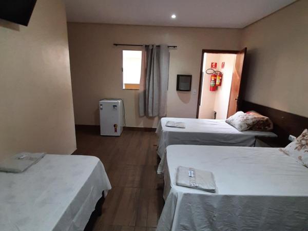 Hotel Vila Maria : photo 5 de la chambre chambre quadruple avec salle de bains