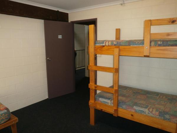 Launceston Backpackers : photo 3 de la chambre chambre triple avec salle de bains commune