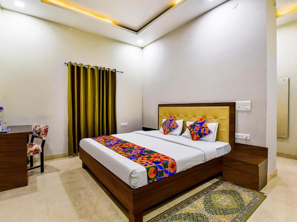 FabHotel The Castle Homestay : photo 3 de la chambre chambre deluxe