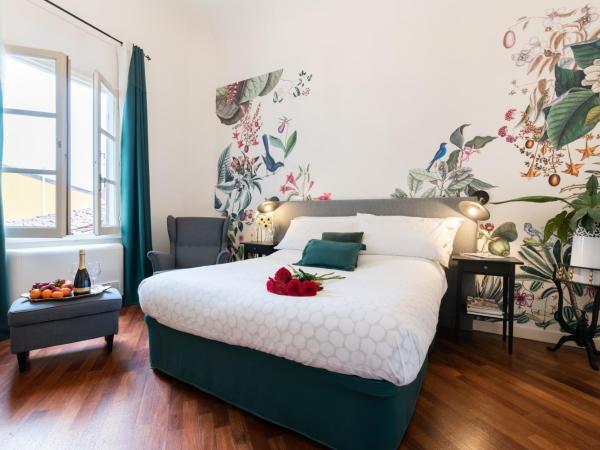 Entire flat with 6 Rooms & 6 Bathrooms, 210 SQMs at Most Historical Center with LIFT !!! : photo 1 de la chambre chambre double deluxe