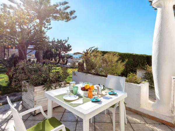 Villa Ravino Secret Retreat : photo 9 de la chambre studio avec terrasse et vue sur le jardin