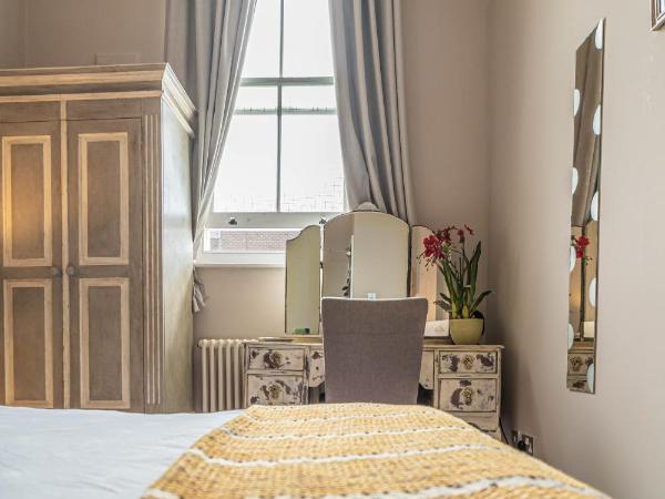 House close to kings cross : photo 3 de la chambre chambre double standard avec salle de bains et toilettes communes