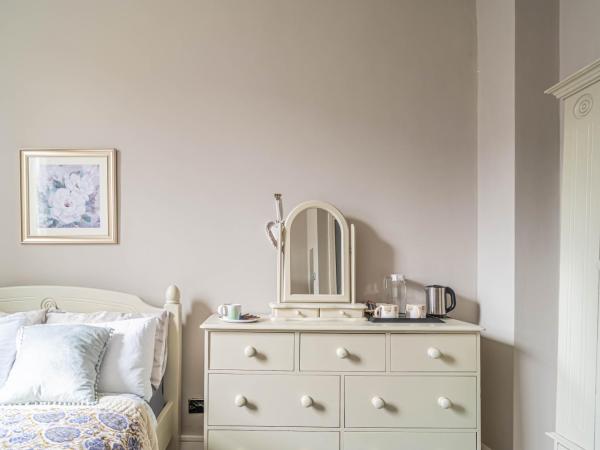 House close to kings cross : photo 3 de la chambre chambre double standard avec salle de bains et toilettes communes