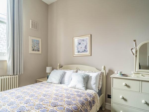 House close to kings cross : photo 2 de la chambre chambre double standard avec salle de bains et toilettes communes