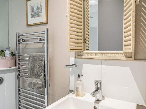 House close to kings cross : photo 7 de la chambre chambre double standard avec salle de bains et toilettes communes