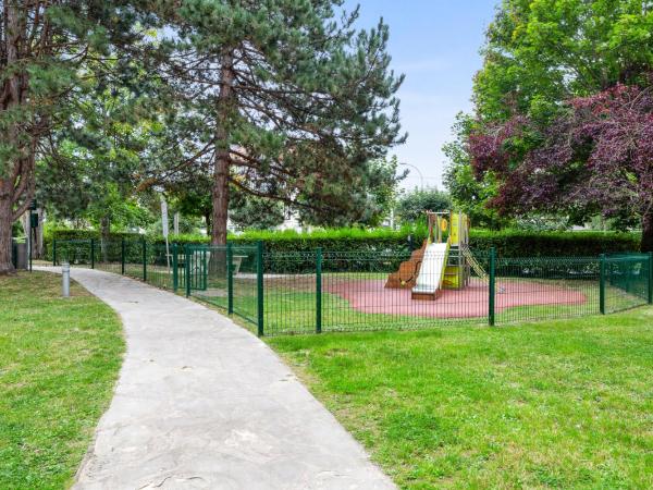 Residence Pierre & Vacances Les Embruns : photo 5 de la chambre studio avec alcôve et terrasse ou balcon (4 personnes)
