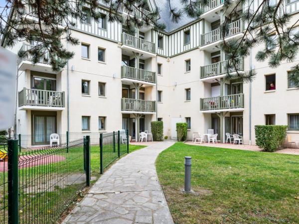 Residence Pierre & Vacances Les Embruns : photo 9 de la chambre studio avec alcôve et terrasse ou balcon (4 personnes)