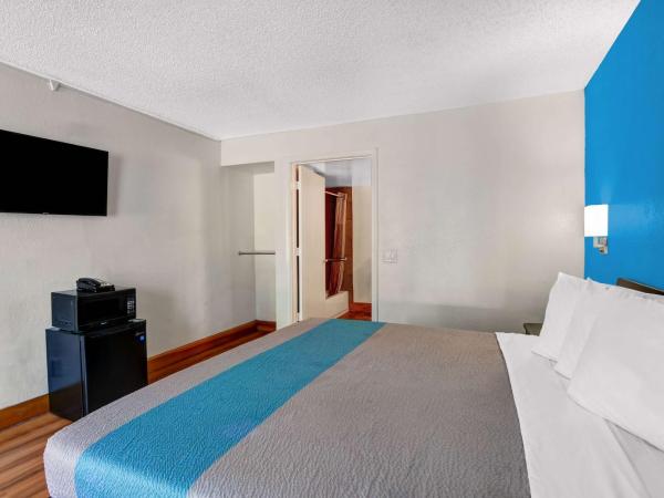 Motel 6-Atlanta, GA : photo 1 de la chambre chambre lit king-size avec douche accessible en fauteuil roulant - adaptée aux personnes à mobilité réduite - fumeurs