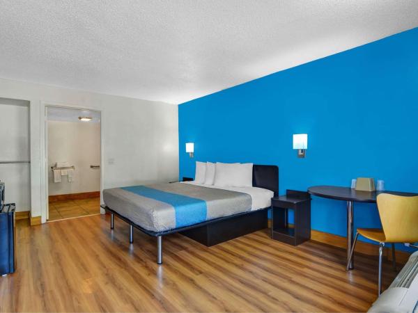 Motel 6-Atlanta, GA : photo 2 de la chambre chambre lit king-size - accessible aux personnes à mobilité réduite - non-fumeurs
