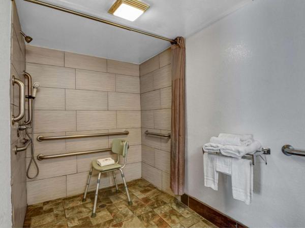 Motel 6-Atlanta, GA : photo 5 de la chambre chambre quadruple pour personnes à mobilité réduite - douche accessible en fauteuil roulant