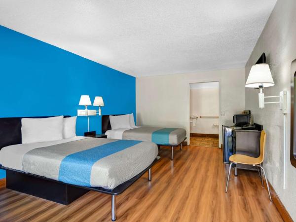 Motel 6-Atlanta, GA : photo 3 de la chambre chambre quadruple - accessible aux personnes à mobilité réduite - fumeurs