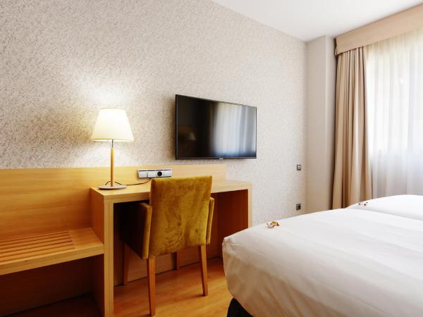 U Hotel Villa-Gomá : photo 2 de la chambre chambre lits jumeaux