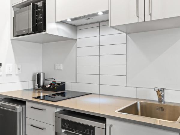 Ramada by Wyndham Newmarket Auckland : photo 3 de la chambre studio lit king-size avec kitchenette - face à l'autoroute