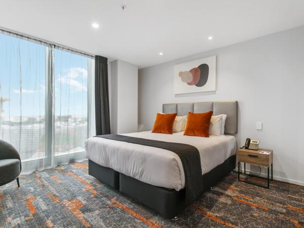 Ramada by Wyndham Newmarket Auckland : photo 2 de la chambre studio lit king-size avec kitchenette