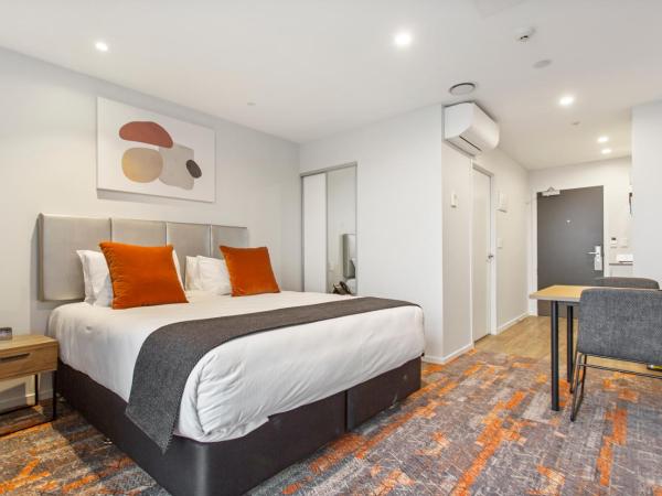 Ramada by Wyndham Newmarket Auckland : photo 4 de la chambre studio lit king-size avec kitchenette - face à l'autoroute