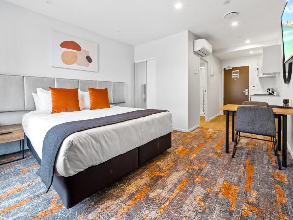 Ramada by Wyndham Newmarket Auckland : photo 1 de la chambre studio lit king-size avec kitchenette - face à l'autoroute