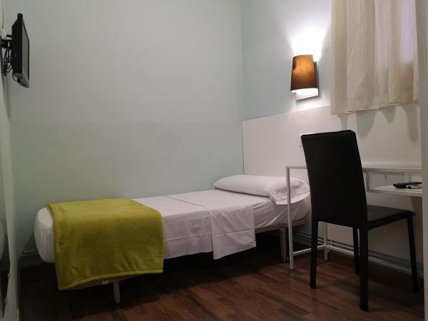 Hostal Lesseps : photo 4 de la chambre petite chambre simple