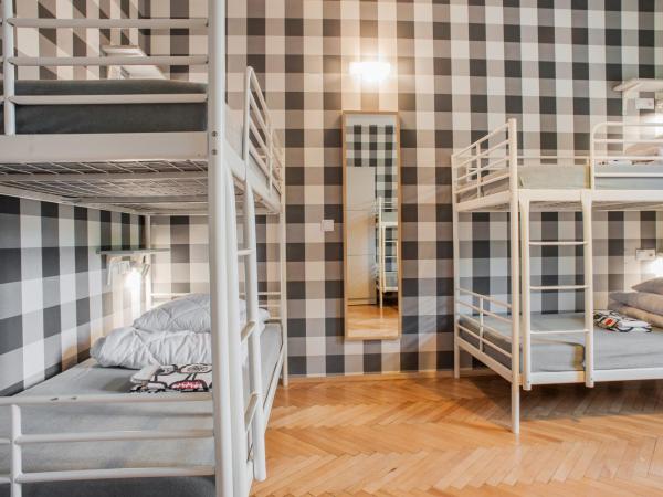 Atlantis Hostel : photo 5 de la chambre chambre pour 6 personnes avec salle de bains commune