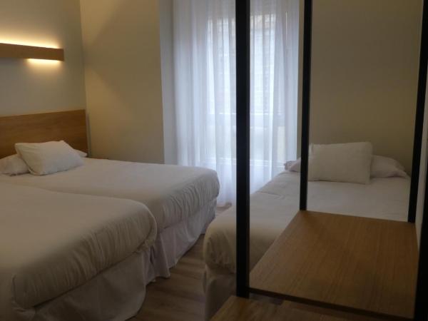 Plaza Pombo B&B - Hostal : photo 3 de la chambre chambre triple
