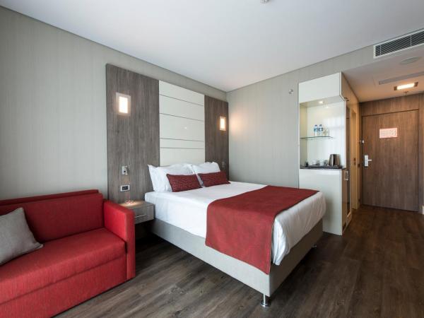 Ramada Encore Istanbul Bayrampasa : photo 3 de la chambre chambre lit queen-size pour personnes à mobilité réduite - non-fumeurs