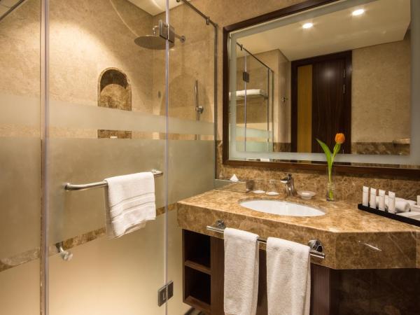Golden Tulip Media Hotel : photo 3 de la chambre chambre lit king-size deluxe (transferts gratuits vers la plage et certains centres commerciaux - 20 % de réduction sur la nourriture et les boissons & spa)