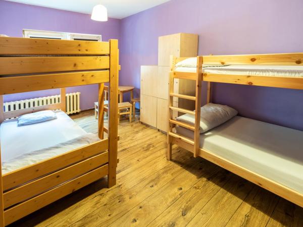 Jopi Hostel Katowice Centrum : photo 1 de la chambre lit simple dans dortoir mixte