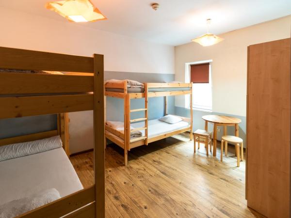 Jopi Hostel Katowice Centrum : photo 2 de la chambre lit simple dans dortoir mixte