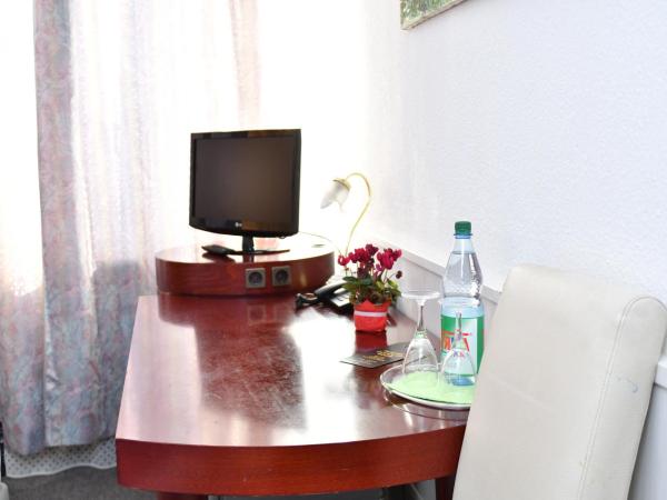 Hotel Münchner Hof : photo 7 de la chambre chambre lits jumeaux avec salle de bains commune