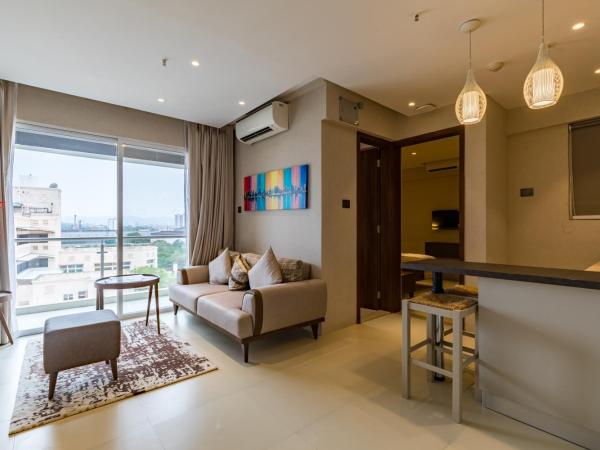 AR Suites Jewels Royale - Koregaon Park NX : photo 1 de la chambre studio avec balcon