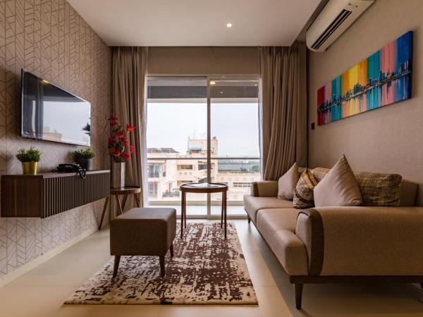 AR Suites Jewels Royale - Koregaon Park NX : photo 2 de la chambre studio avec balcon