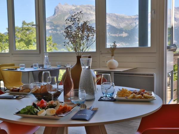 SOWELL HOTELS Mont Blanc et SPA : photo 1 de la chambre chambre triple – vue sur montagne