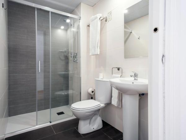 Hotel BESTPRICE Girona : photo 3 de la chambre chambre familiale supérieure