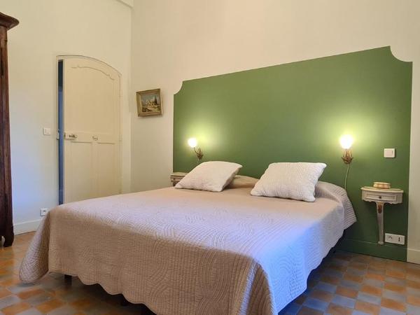 Chambres d'hotes le Domaine de Romanil : photo 5 de la chambre chambre lit king-size - vue sur jardin