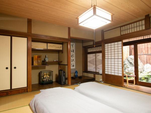 Hostel Ayame : photo 7 de la chambre chambre de style japonais avec salle de bains privative - vue sur jardin - rez-de-chaussée