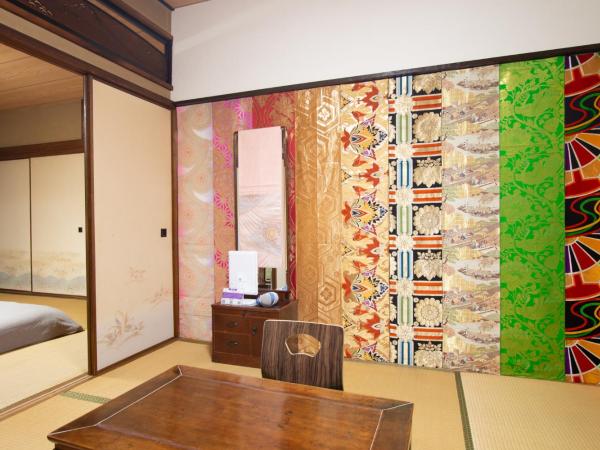 Hostel Ayame : photo 9 de la chambre chambre de style japonais avec salle de bains privative - vue sur jardin - rez-de-chaussée