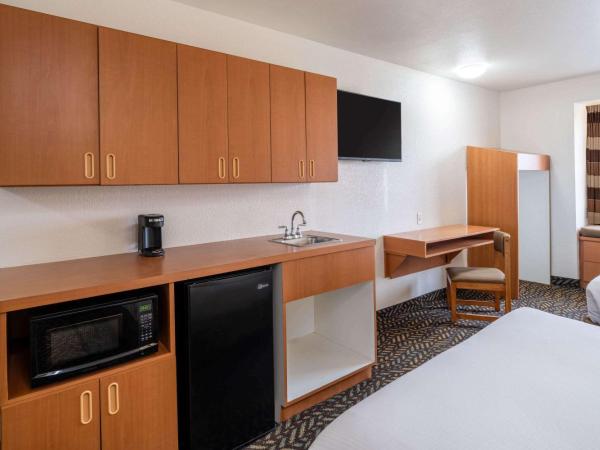 Microtel Inn & Suites by Wyndham Salt Lake City Airport : photo 3 de la chambre suite 2 lits queen-size - accessible aux personnes à mobilité réduite - non-fumeurs