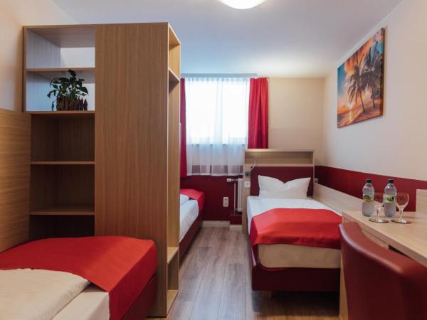 Hotel Hamburger Perle : photo 6 de la chambre economy triple room souterrain with own external bathroom