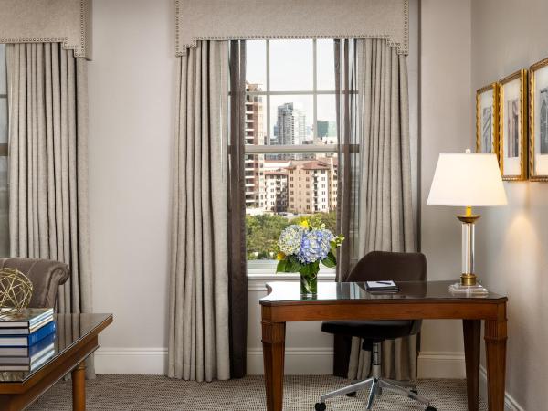 Warwick Melrose Hotel : photo 6 de la chambre chambre lit king-size deluxe