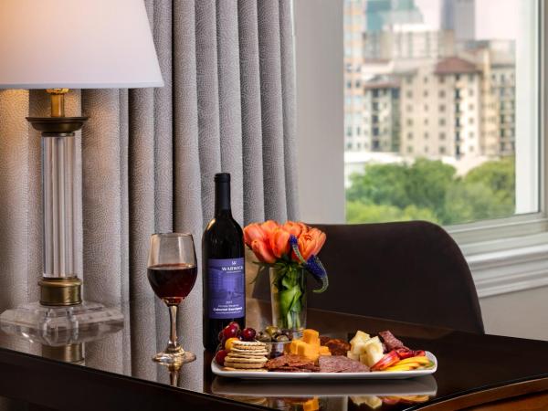 Warwick Melrose Hotel : photo 6 de la chambre chambre d'angle lit king-size